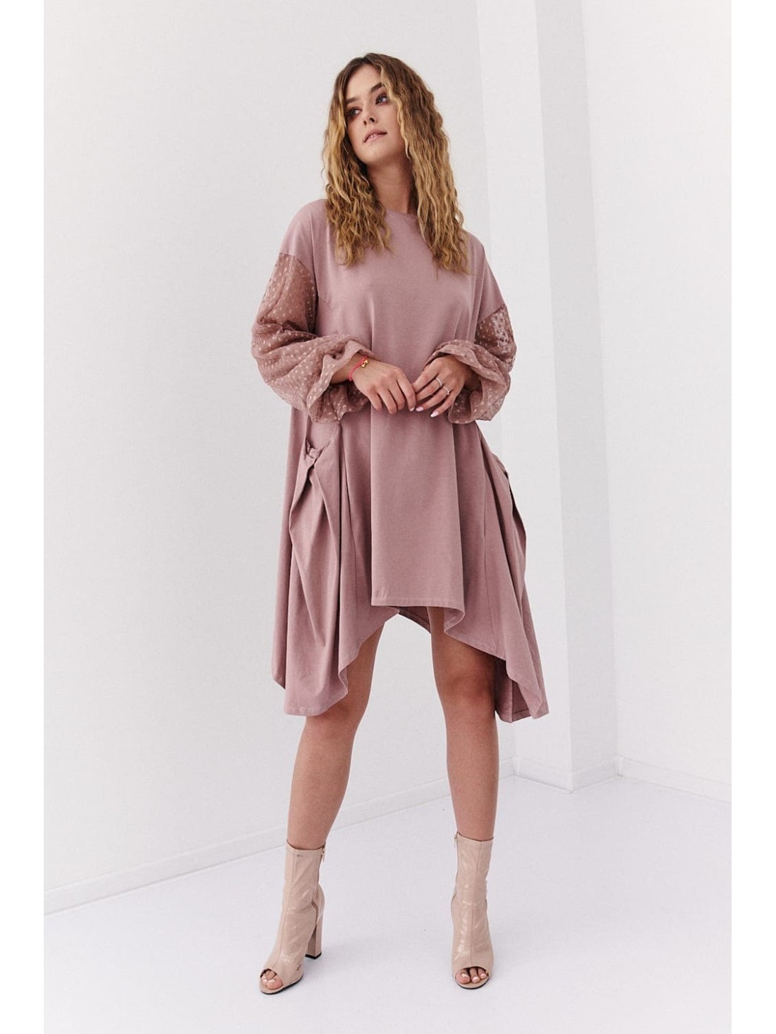 Asymmetrisches Oversize-Kleid mit transparenten Cappuccino-Ärmeln FK615 – Online-Shop – Boutique